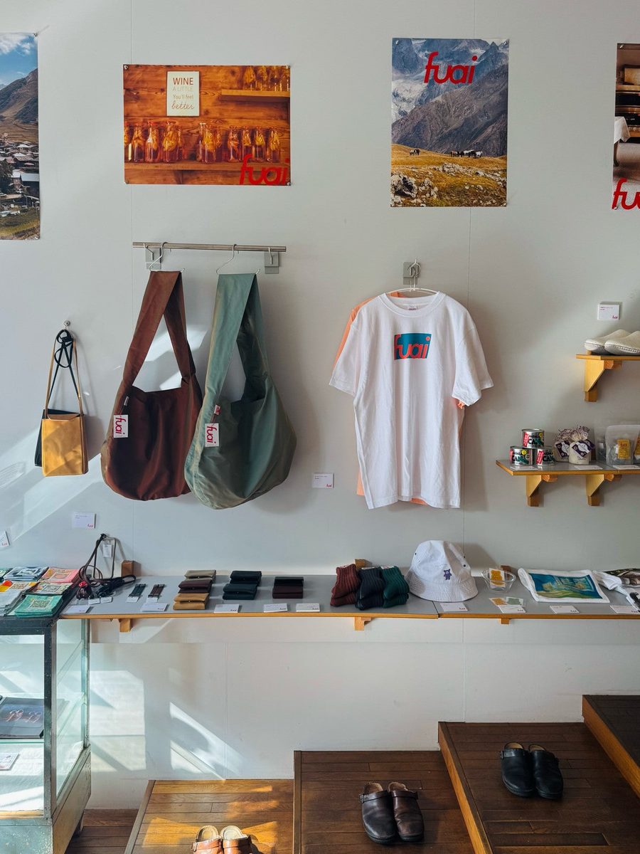fuaiの店内に並ぶバッグやTシャツ