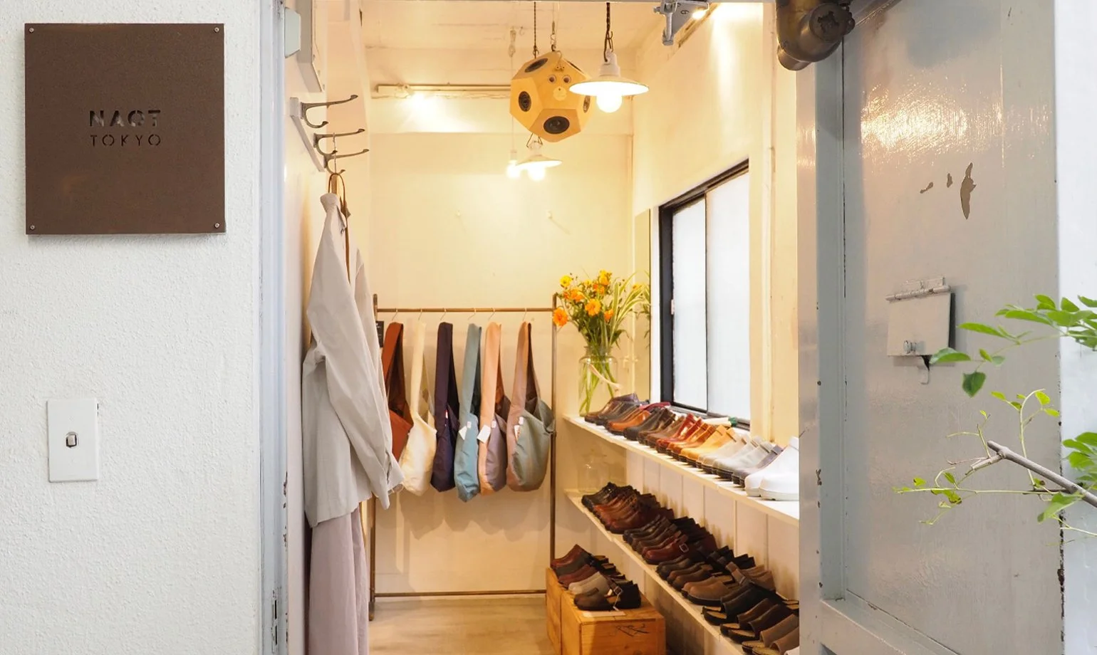 靴とバッグが並ぶNAOT TOKYOの明るい店内